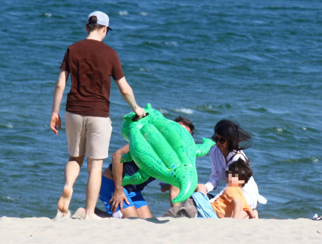 Marta Kaczyńska z mężem i synem na plaży