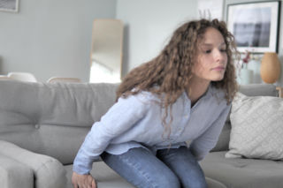 Podpierasz się rękami przy wstawaniu? To może być sygnał krytycznego niedoboru kluczowej witaminy 