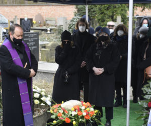 Pogrzeb Krzysztofa Kowalewskiego. Żona i córka aktora na Starych Powązkach