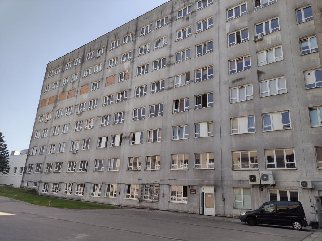 Ciechanów. Dramatyczna akcja ratunkowa w szpitalu. Nie żyje 36-latek, który spadł z wysokości