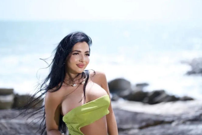 Maja z Hotelu Paradise w zielonym stroju na plaży. O komentarzach internautów na jej temat przeczytasz na VOX FM.
