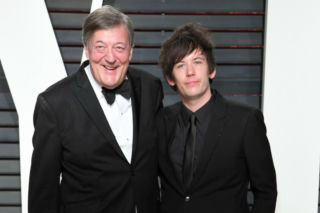 Brytyjski gwiazdor ma młodszego o 30 lat męża. Tak broni różnicy wieku przed hejterami