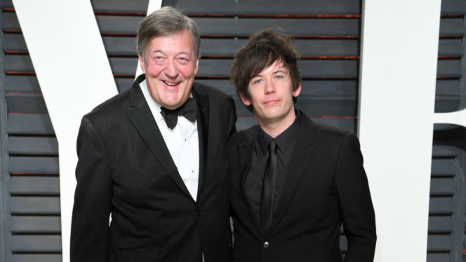 Brytyjski gwiazdor ma młodszego o 30 lat męża. Tak broni różnicy wieku przed hejterami