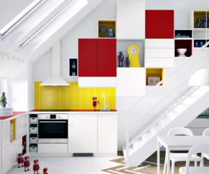 Kuchnia IKEA: biała kuchnia z kolorowymi elementami