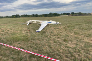 Na płycie lotniska w Toruniu rozbił się szybowiec!  Pilot się katapultował