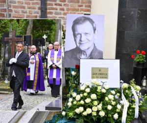 Jan Frycz miał świeckie pożegnanie. Nagle na pochówku pojawił się ksiądz! Ale na grobie nie ma krzyża