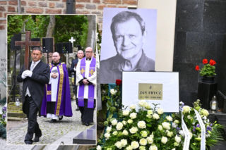 Jan Frycz miał świeckie pożegnanie. Nagle na pochówku pojawił się ksiądz! Ale na grobie nie ma krzyża