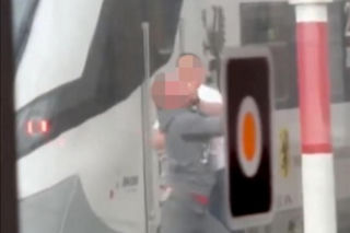 Szokujące sceny na peronie w Wejherowie! Bójka agresywnego pasażera z konduktorem