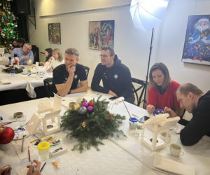 Malowanie bombek- przyjaciele dzieciom