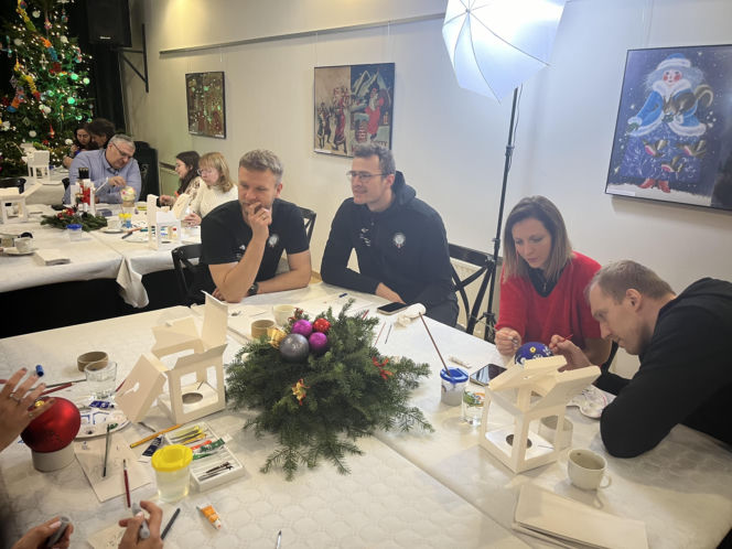 Malowanie bombek- przyjaciele dzieciom