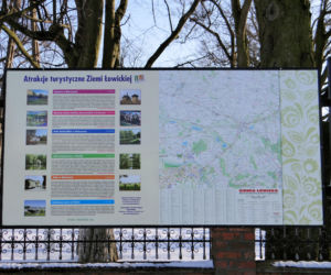 To jedno z najmniejszych miast w województwie łódzkim. Mieszka w nim mniej osób niż na wsiach