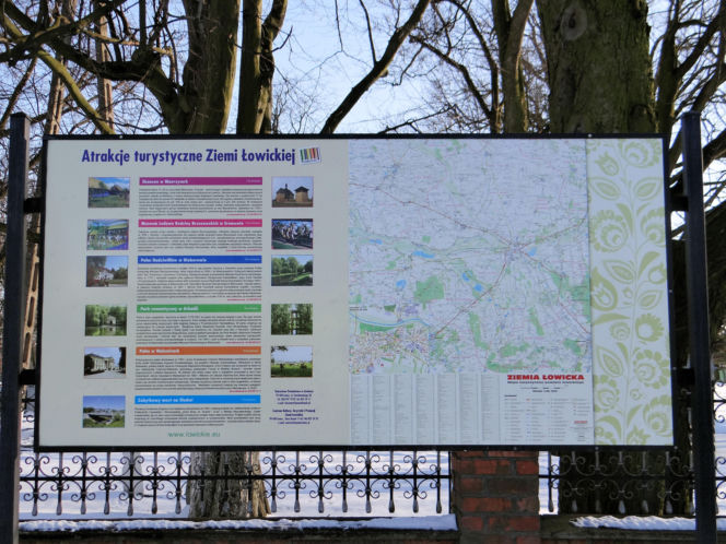 To jedno z najmniejszych miast w województwie łódzkim. Mieszka w nim mniej osób niż na wsiach