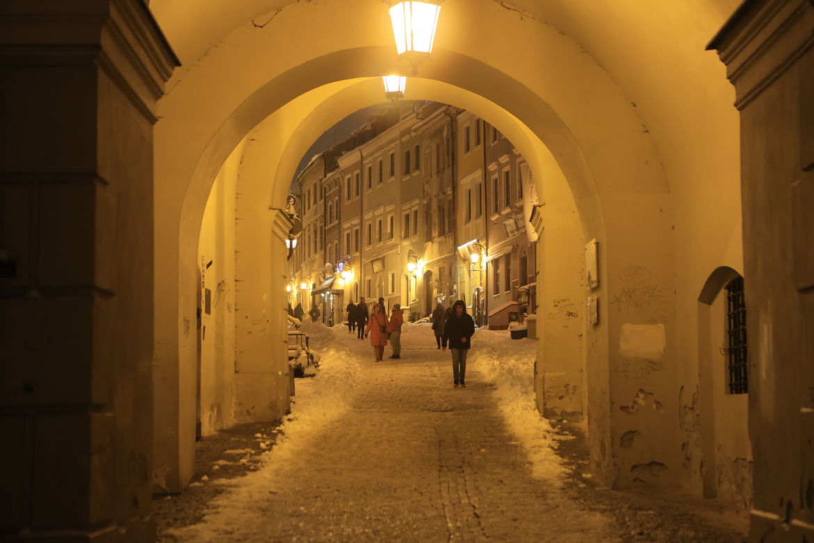 Śnieżny Lublin wieczorową porą