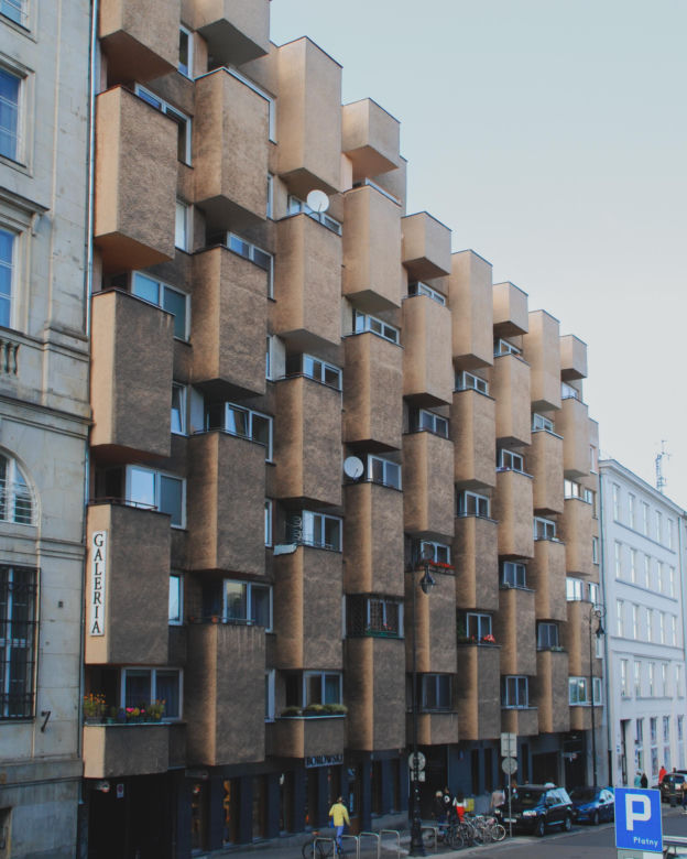 Blok na Karowej 18 w Warszawie (1978); arch. Jerzy Kuźmienko i Piotr Sembrat
