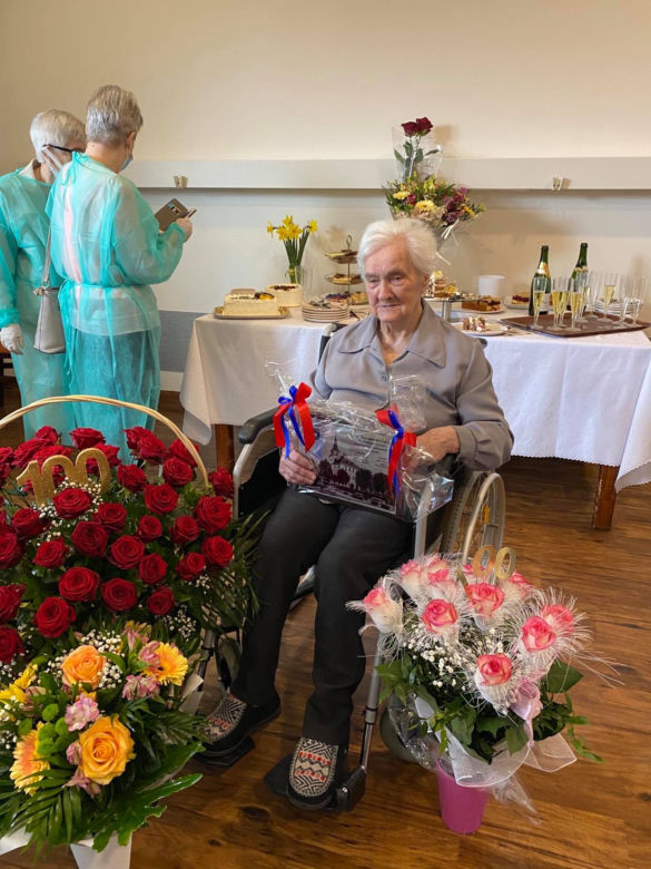 Seniorka pokonała koronawirusa, a teraz świętuje setne urodziny. Piękny jubileusz pani Agnieszki! [ZDJĘCIA]