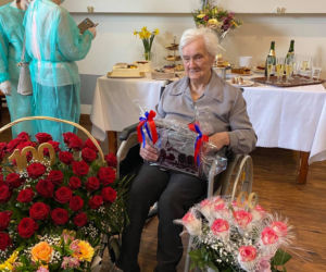 Seniorka pokonała koronawirusa, a teraz świętuje setne urodziny. Piękny jubileusz pani Agnieszki! [ZDJĘCIA]