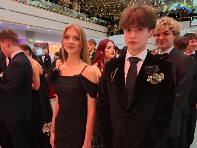 Tak bawili się maturzyści na studniówce skarżyskiego "Erbla". Kreacje jak z czerwonego dywanu