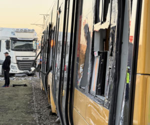 Zderzenie ciężarówki z tramwajem i potrącenie na torowisku; utrudnienia w kursowaniu tramwajów