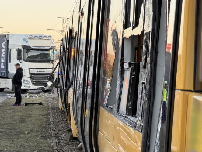 Zderzenie ciężarówki z tramwajem i potrącenie na torowisku; utrudnienia w kursowaniu tramwajów