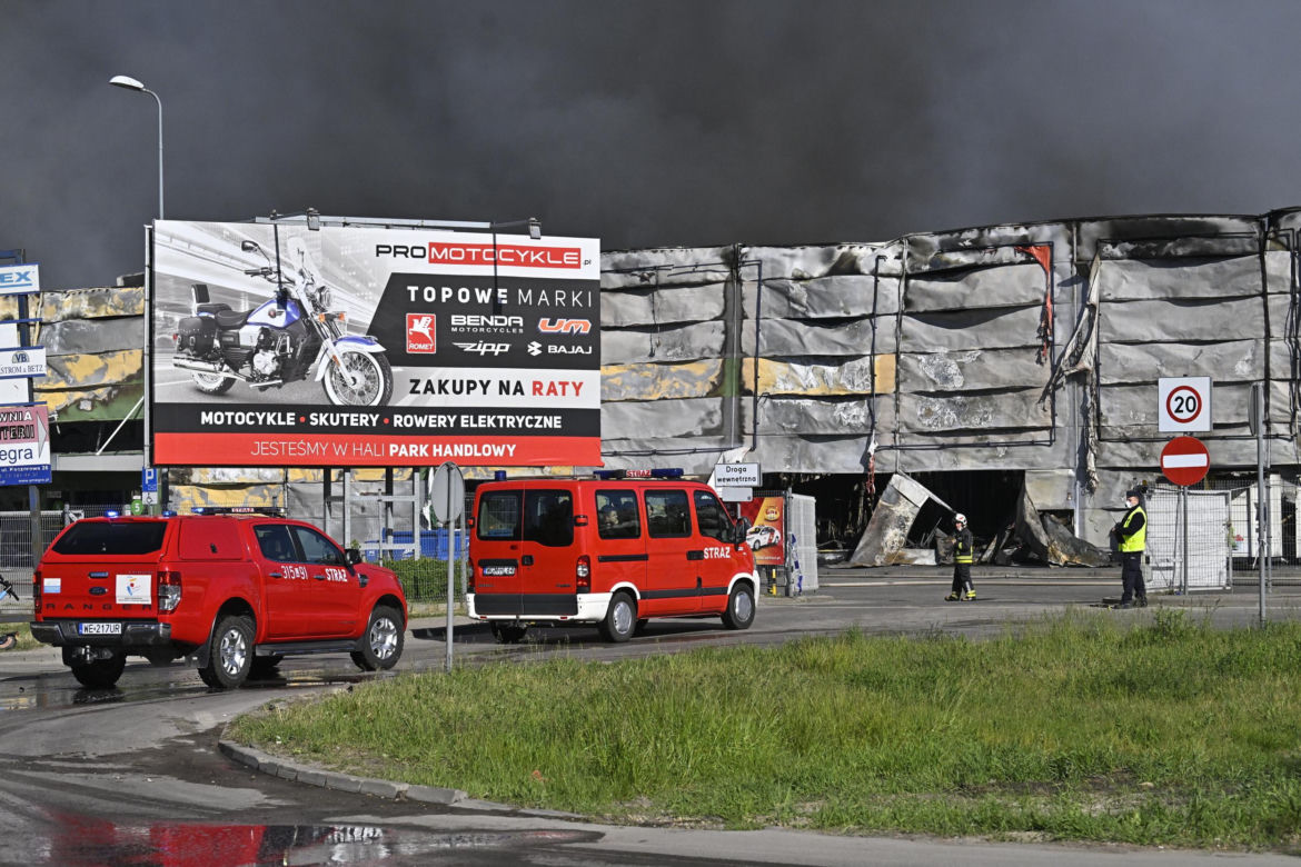 Zgliszcza kompleksu handlowego w Warszawie  