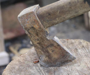 Syn zabił matkę siekierą? Ciało 67-latki leżało w zaspie. Sąd podjął zdecydowane kroki