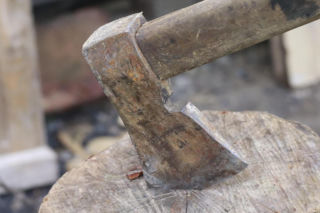 Syn zabił matkę siekierą? Ciało 67-latki leżało w zaspie. Sąd podjął zdecydowane kroki