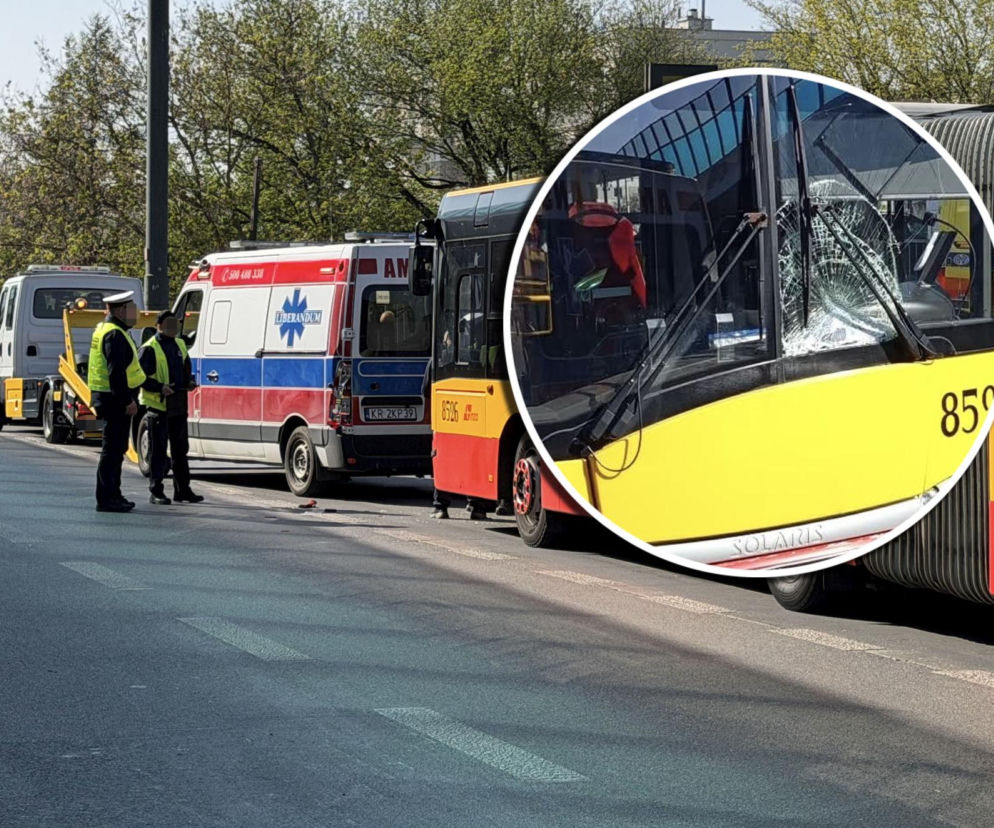 Dramatyczne sceny w Warszawie. Pomagał załadować karetkę na lawetę, został przygnieciony