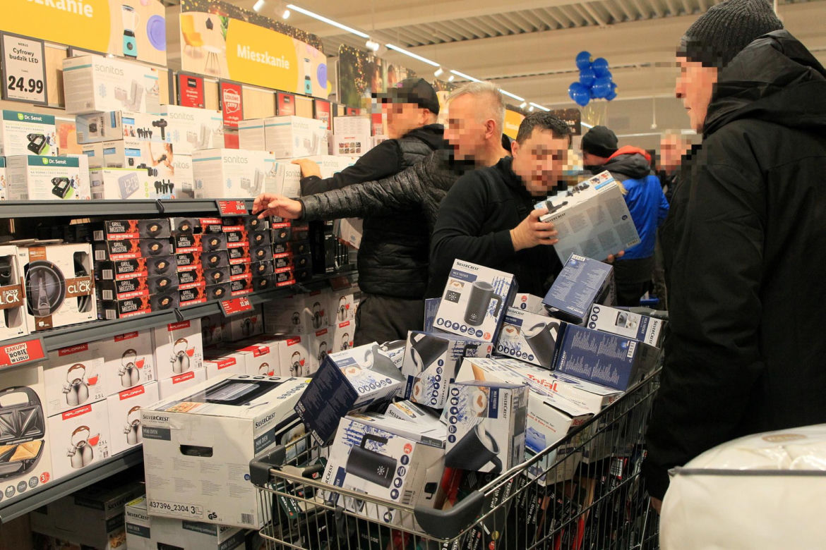 Tłum na otwarciu nowego Lidla w Warszawie