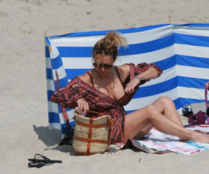 Anna Kalczyńska przyniosła ptaka na plażę