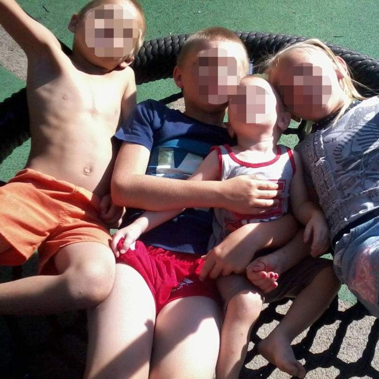  Mieszkańcy osiedla gdzie doszło do morderstwa trójki dzieci boja się o swoje życie. Morderca ich nawiedza.
