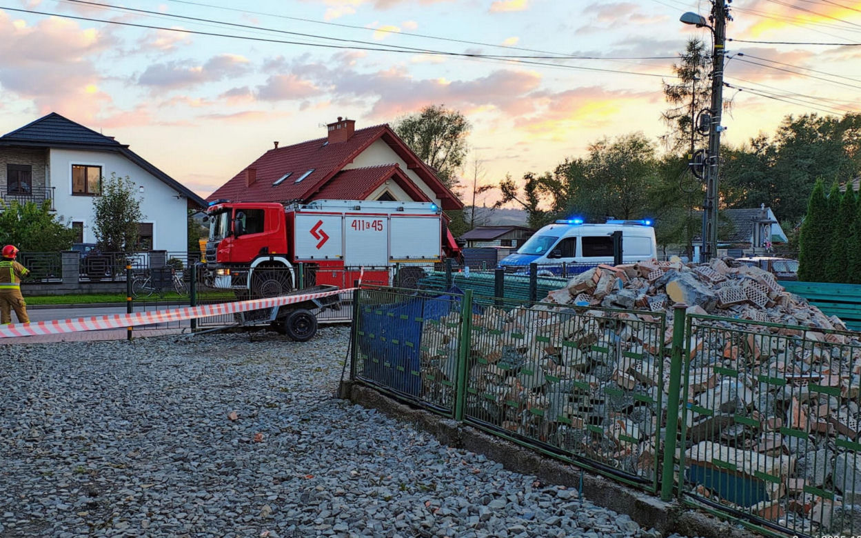Jadowniki. Śmiertelny wypadek w czasie prac remontowo-rozbiórkowych. Komin osunął się na 26-latka