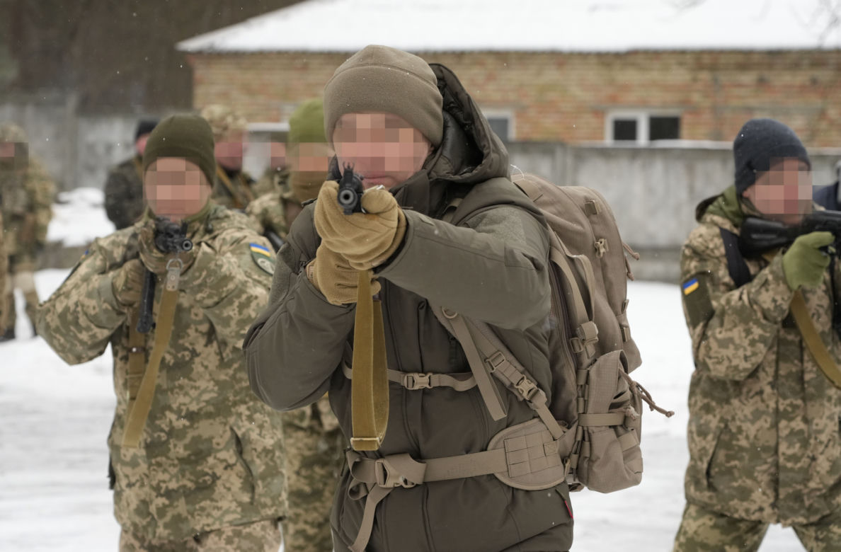 Weterani z Ukrainy uczą, jak się bronić w razie wojny. "Wszyscy muszą być gotowi"