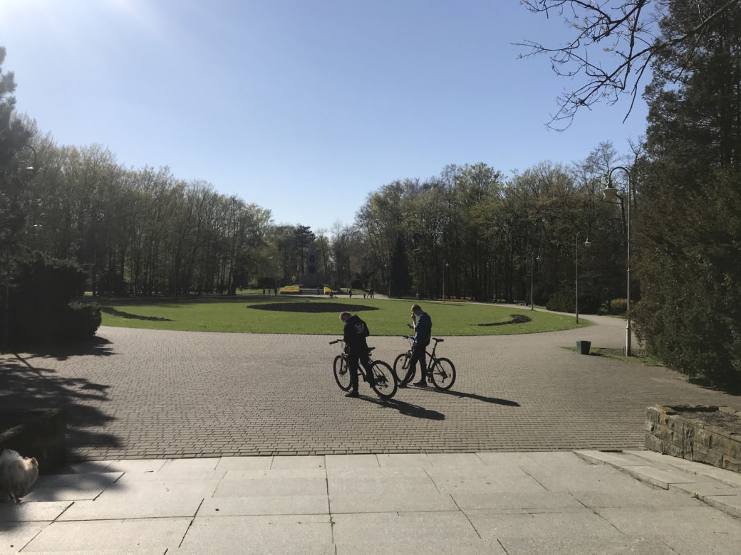 Katowice: Tłumy w Parku Kościuszki. Mieszkańcy ruszyli na spacery