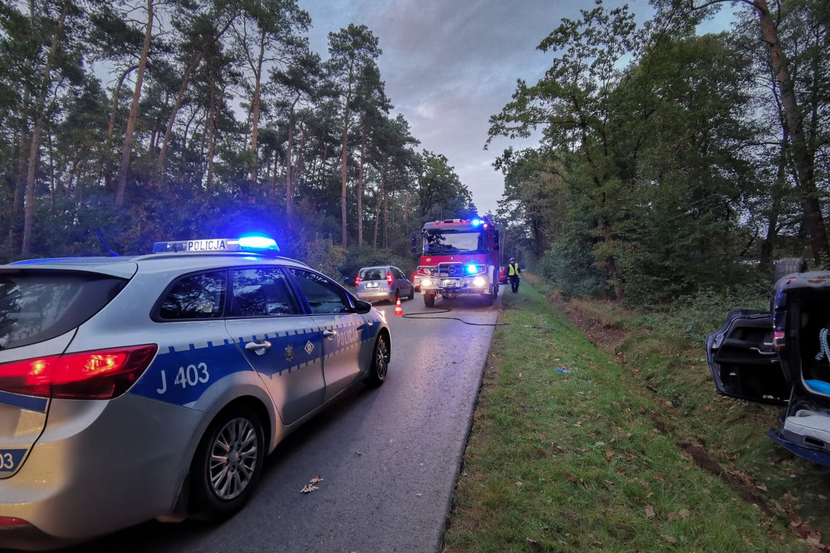 Kędzierzyn-Koźle: Groza na Brzechwy! Zahaczyła lusterkiem, on dachował z dziećmi, ona uciekła [ZDJĘCIA]