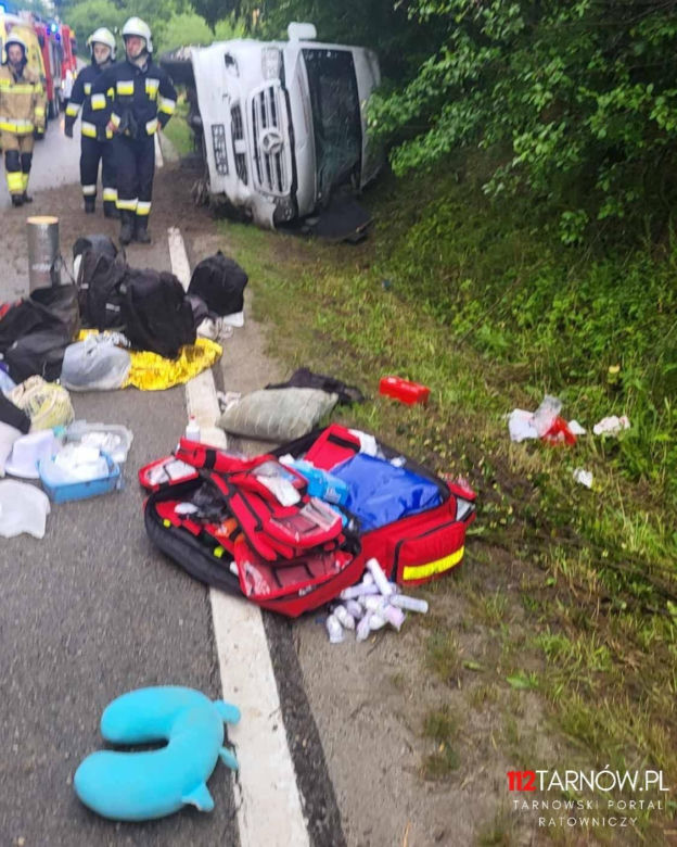 Autokar z dziećmi wylądował w rowie! Sześć osób rannych, droga zablokowana