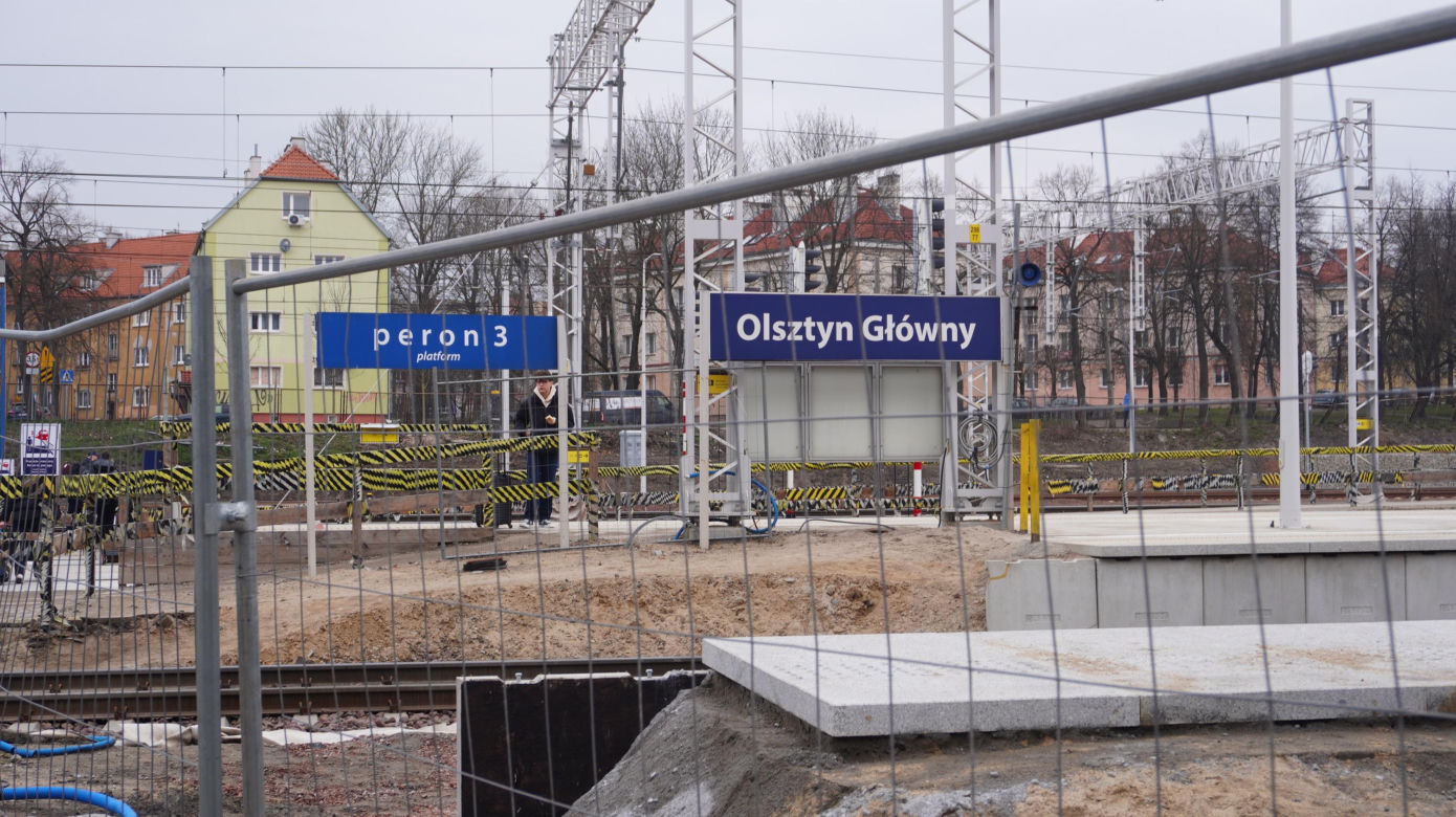 Dworzec Olsztyn Główny coraz bliżej. Postępują prace przy budynku oraz na peronach