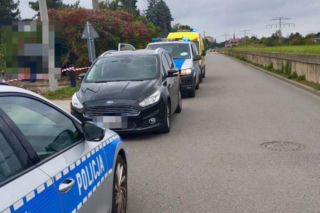 Przewoził 4-latka. Świadkowie próbowali go zatrzymać, kierowca uderzył w bankomat