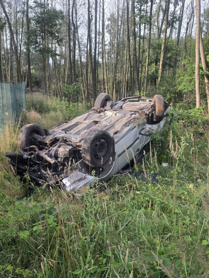 Poranne dachowanie w Wąchocku. Dwie osoby trafiły do szpitala