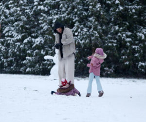 Maciej Pela zabrał córeczki na sanki