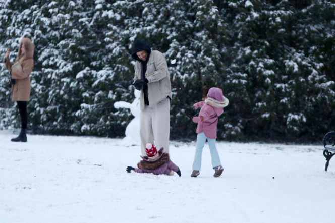 Maciej Pela zabrał córeczki na sanki