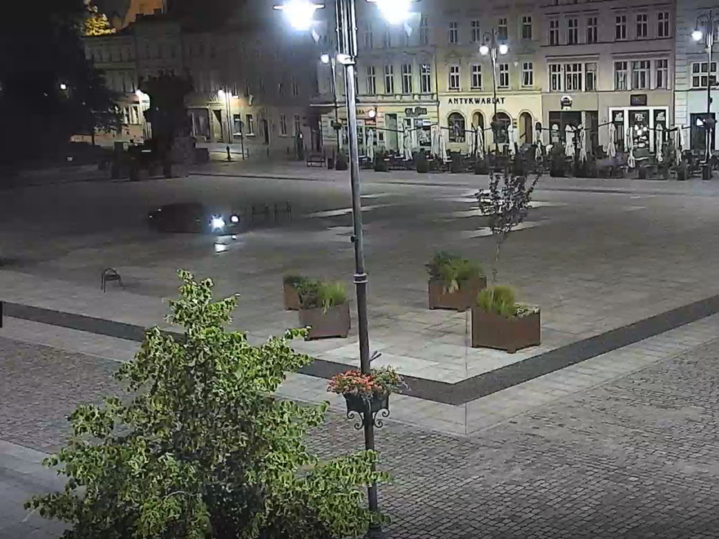 Nocny drift na Starym Rynku w Bydgoszczy. Kierowca zapłacił gigantyczny mandat