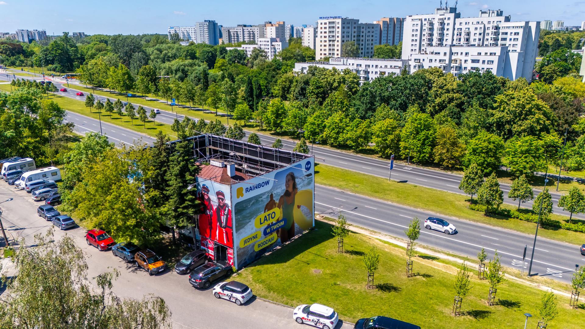 Otoczony reklamami dom przy Dolinie Służewieckiej w Warszawie