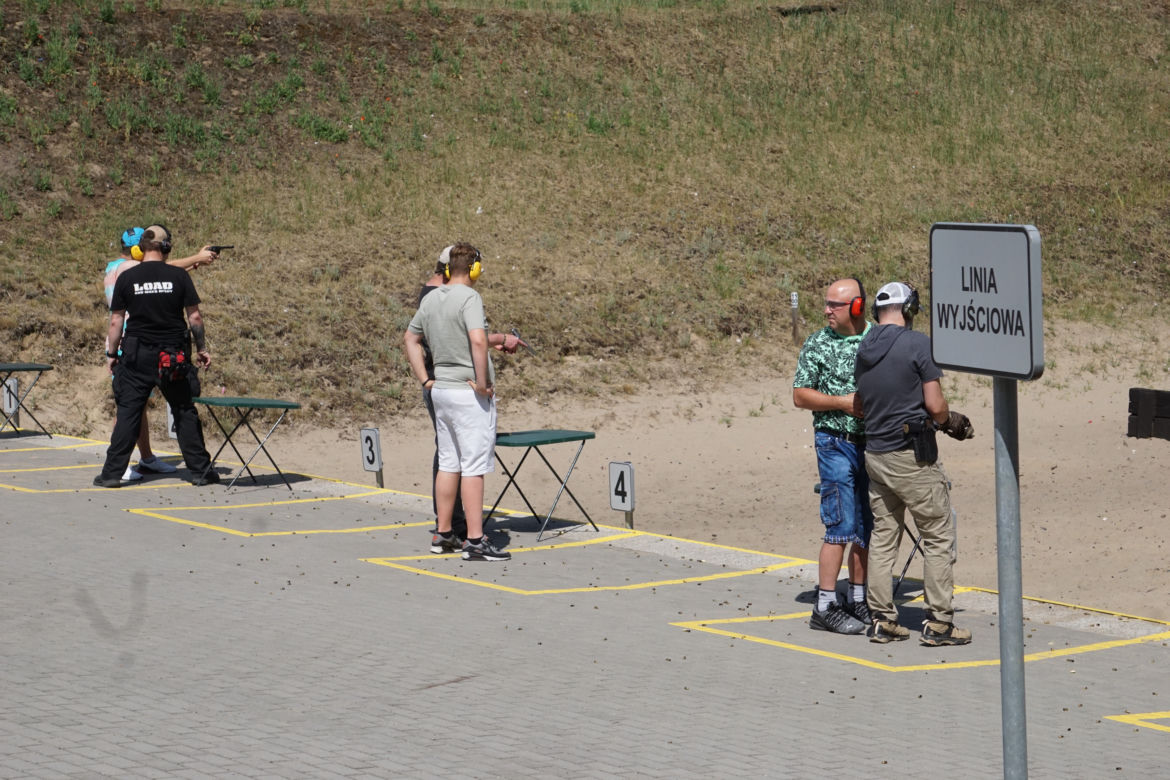 Piknik strzelecki w Bydgoszczy. Tłumy miłośników broni na strzelnicy garnizonowej [ZDJĘCIA]