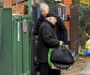 Prezes PiS robi pranie na mieście.