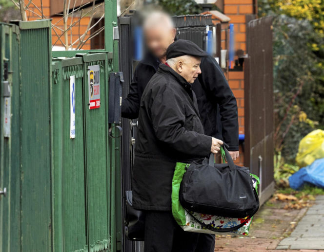 Prezes PiS robi pranie na mieście.