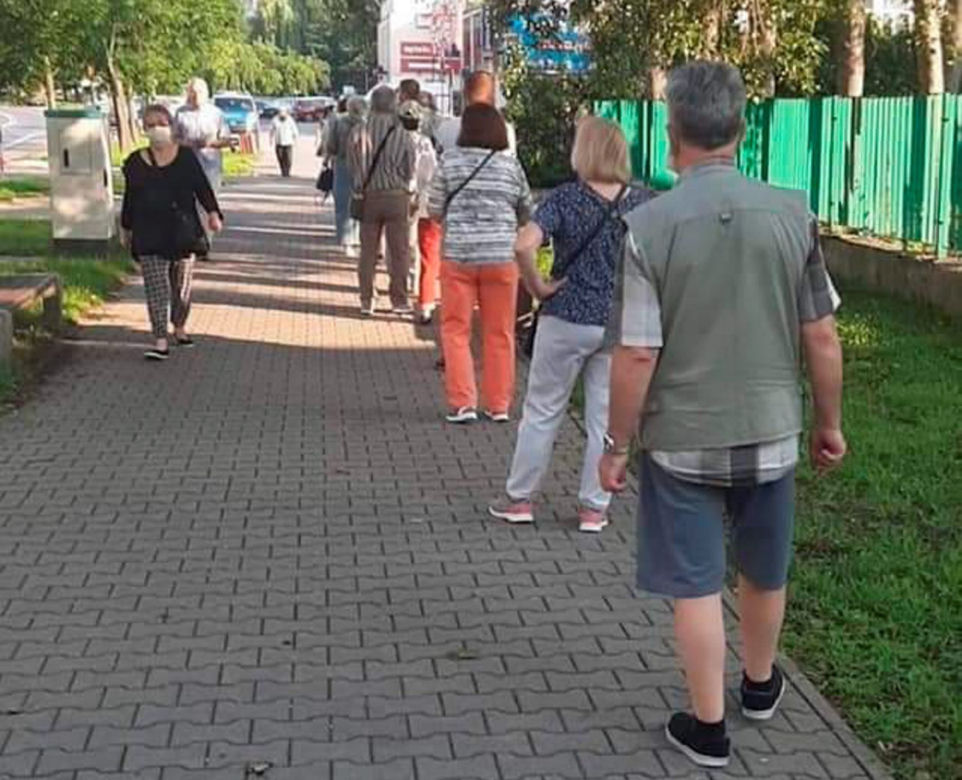  Wybory 2020 Warszawa. Kolejki do głosowania tuż po godz 8