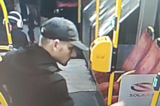 Kim jest mężczyzna ze zdjęcia? Może mieć związek z atakiem w Warszawie