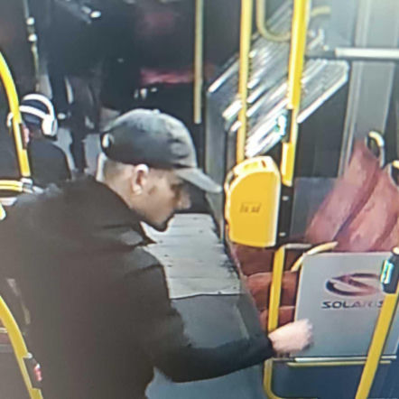 Kim jest mężczyzna ze zdjęcia? Może mieć związek z atakiem w Warszawie