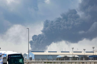 Co się dzieje w Dubaju? Chaos na lotnisku, pożar luksusowego hotelu
