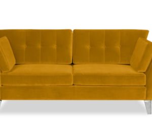 Musztardowa sofa do salonu. Wybraliśmy 10 najmodniejszych modeli!